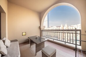 Standard Apartment | Balcony - Stylish Urban 1BR Gem in Fairmont-90AB2 (Dubai)