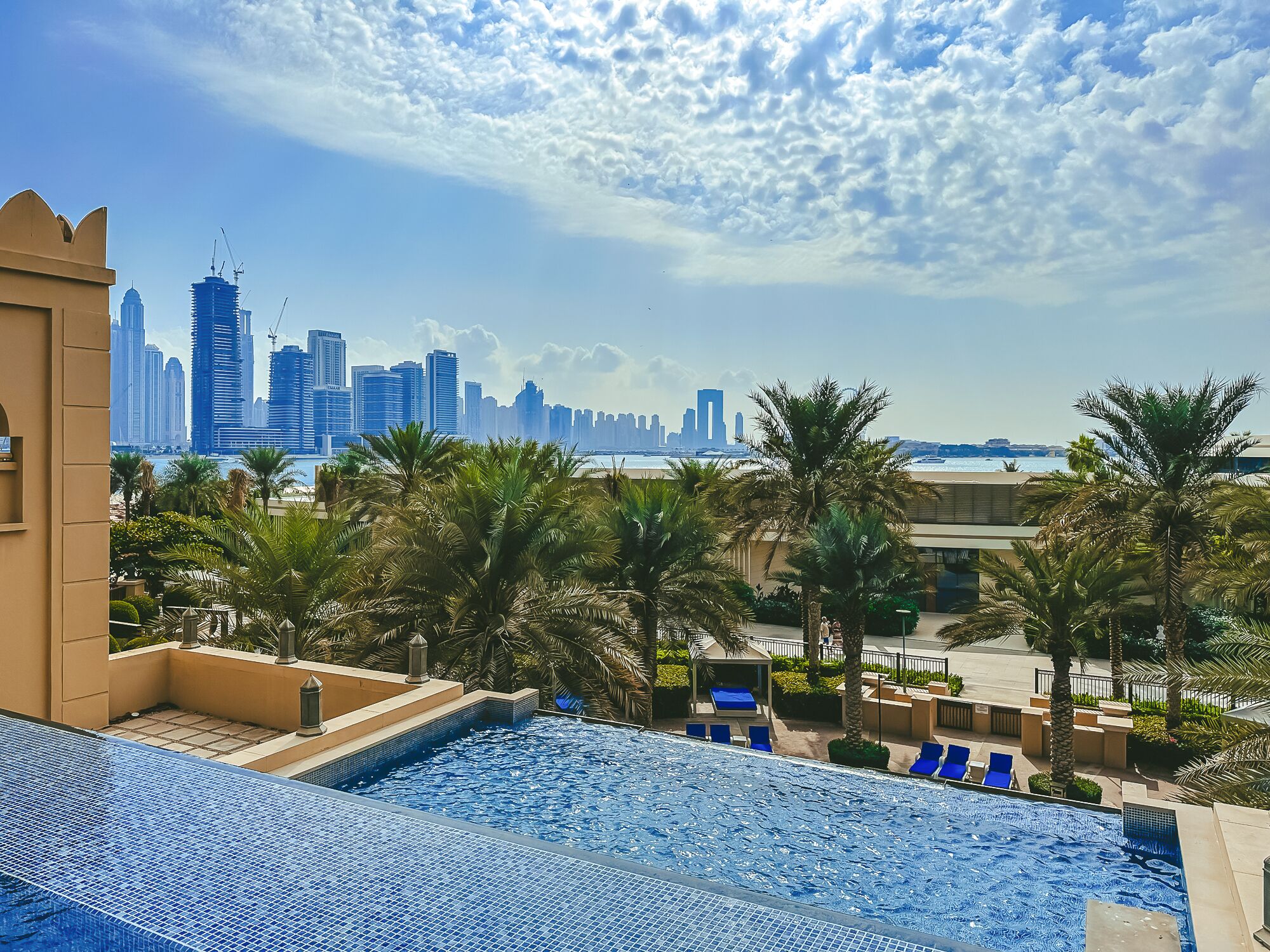 2 kolam renang outdoor dan sebuah kolam renang air hangat