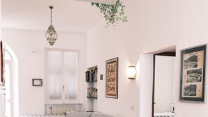 Espaço compacto com cozinha compacta, área de refeições e sala de estar com sofá e mesa pequena.