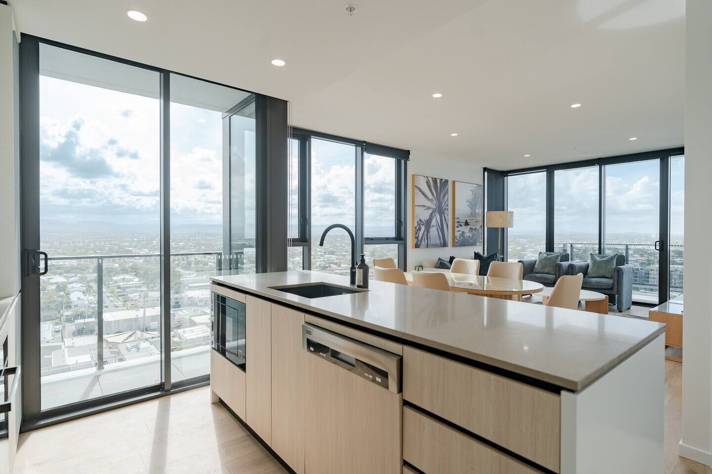 Een koelkast, een magnetron, een oven, een vaatwasser