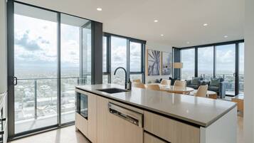 Een koelkast, een magnetron, een oven, een vaatwasser