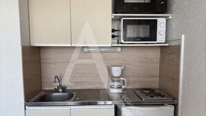 Kaffetrakter/tekoker, kjøleskap, mikrobølgeovn og ovn