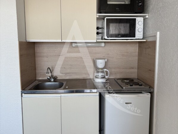 Fridge, microwave, oven, coffee/tea maker - STUDIO 4 PERS AVEC PKG BORD DE PLAGE VUE MER (Sète)