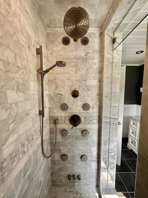 Douche, sĂšche-cheveux, serviettes fournies, savon
