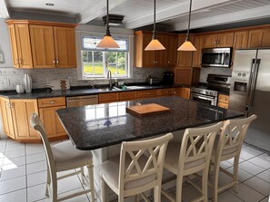 Fridge, microwave, oven, stovetop - The Cozy Goshen Home, 5mins from LEGOLAND and near skiing! (Goshen)