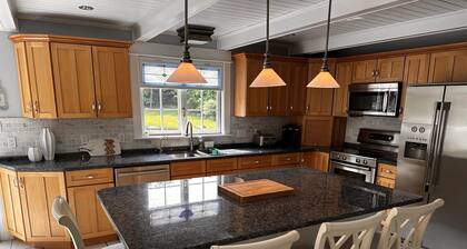 The Cozy Goshen Home, 5mins from LEGOLAND and near skiing!