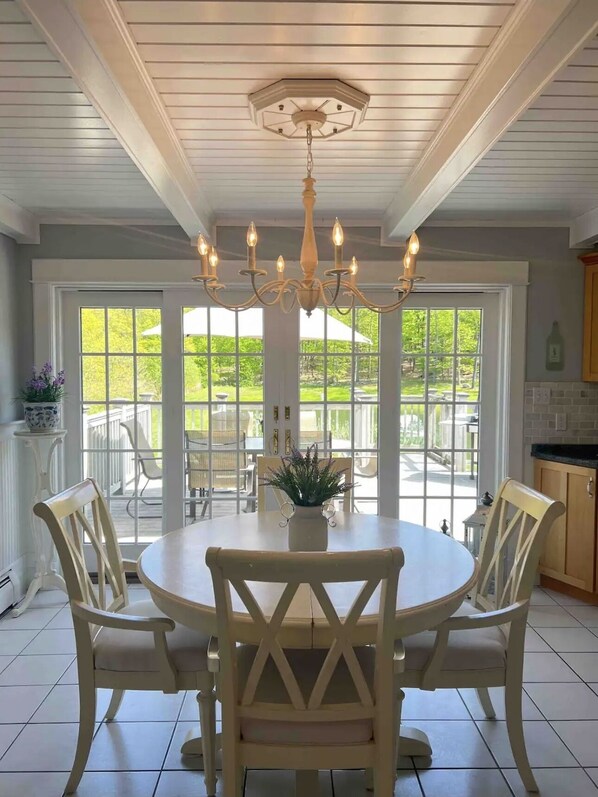 Dining - The Cozy Goshen Home, 5mins from LEGOLAND and near skiing! (Goshen)