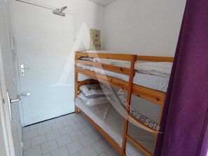 1 chambre, fer et planche Ă repasser