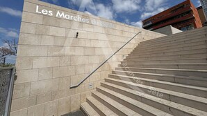 A staircase leading to a building with a sign reading "Les Marches du Soleil". - T3 sur les hauteurs dans résidence avec piscine (Sète)