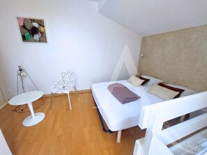 Iron/ironing board - T2 mezzanine ouverte avec 2 terrasses aménagées (Sète)