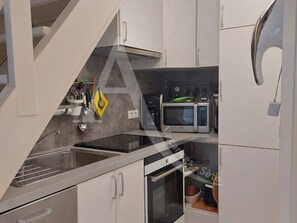 Frigorífico, microondas, horno y placa de cocina