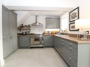 Fridge, dishwasher, electric kettle, toaster - Trigfa (Criccieth)