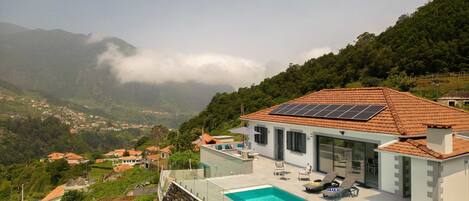 Een buitenzwembad, een verwarmd zwembad