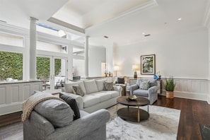 Smart TV, fireplace - NEW REMODEL Packard at the Historic Bryson Building (Savannah)