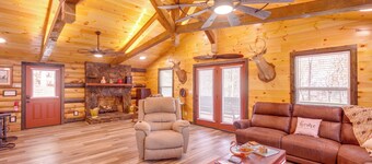 Pet-friendly Chattanooga Cabin w/ Hot Tub & Kayaks