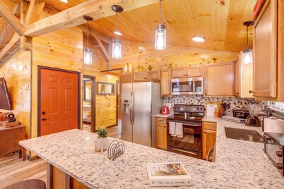 Pet-friendly Chattanooga Cabin w/ Hot Tub & Kayaks