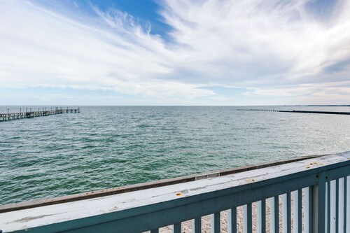 Balcony & Pool Access: Bayfront Rockport Escape!
