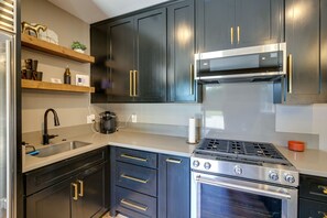 Apartment (3 Bedrooms) | Private kitchen