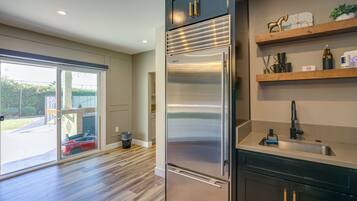 Microwave, oven, stovetop, cookware/dishes/utensils