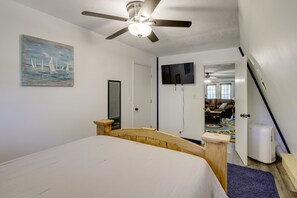 House (4 Bedrooms) | 4 bedrooms, laptop workspace, iron/ironing board, free cots/infant beds - 'emerald Cove Chalet' on Douglas Lake w/ Hot Tub! (Dandridge)