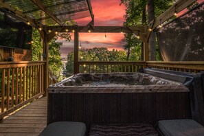 Outdoor spa tub - 'emerald Cove Chalet' on Douglas Lake w/ Hot Tub! (Dandridge)