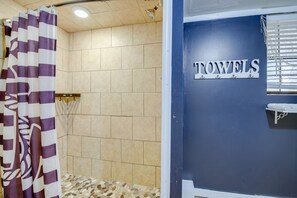 Shower - 'emerald Cove Chalet' on Douglas Lake w/ Hot Tub! (Dandridge)