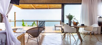 Casa com Piscina Aquecida Privativa,debruçada Sobre o mar no sul de Ilhabela