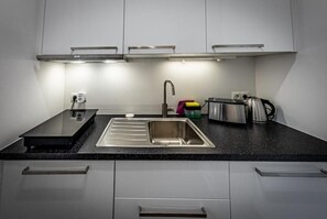 Køleskab, kogeplade, opvaskemaskine, kaffe-/temaskine