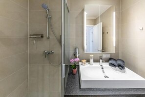 Shower, hair dryer, towels, soap - Stilvolles Apartment in Tolle Lage, (Wien)