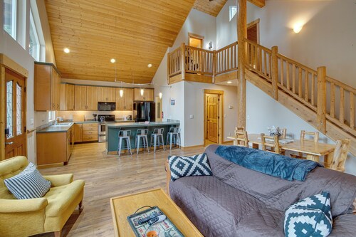 1 Mi to Lake Easton: Cabin w/ Fire Pit + Deck!