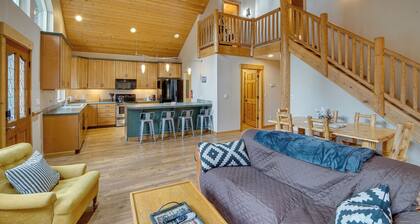 1 Mi to Lake Easton: Cabin w/ Fire Pit + Deck!