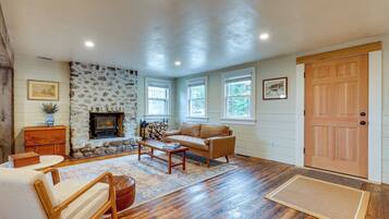 House (5 Bedrooms) | Interior