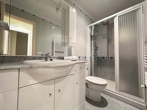 Shower, towels