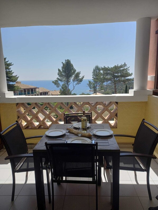 Outdoor dining - Cap Esterel, T2 Confortable 4/5 Personnes, Climatisé Avec Très Belle vue sur mer (Saint-Raphaël)