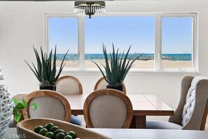 Ein Essbereich mit Blick auf den Strand.