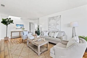 Smart TV - ON THE SAND! Beachfront Seal Beach CA 3bd 3ba home (Seal Beach)