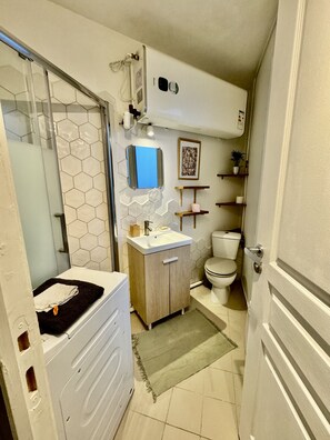 Shower, hair dryer, towels, soap - Cosy Appartement Lumineux (Arcueil)