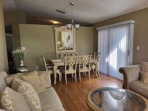 Living area - scape to sunny Florida. (Orlando)