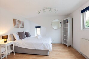 3 bedrooms, desk, iron/ironing board, free WiFi - Spacious 3 Bed House with Large Garden in Aynho (Aynho)