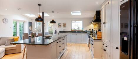 Frigorífico, microondas, horno y placa de cocina