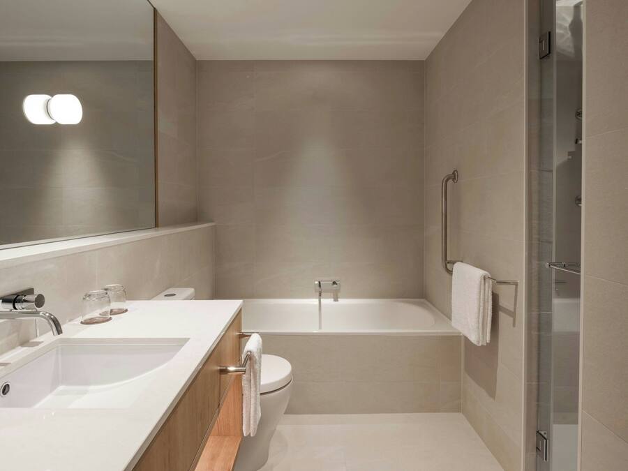 Ein modernes Badezimmer mit Waschbecken, Toilette und Badewanne.