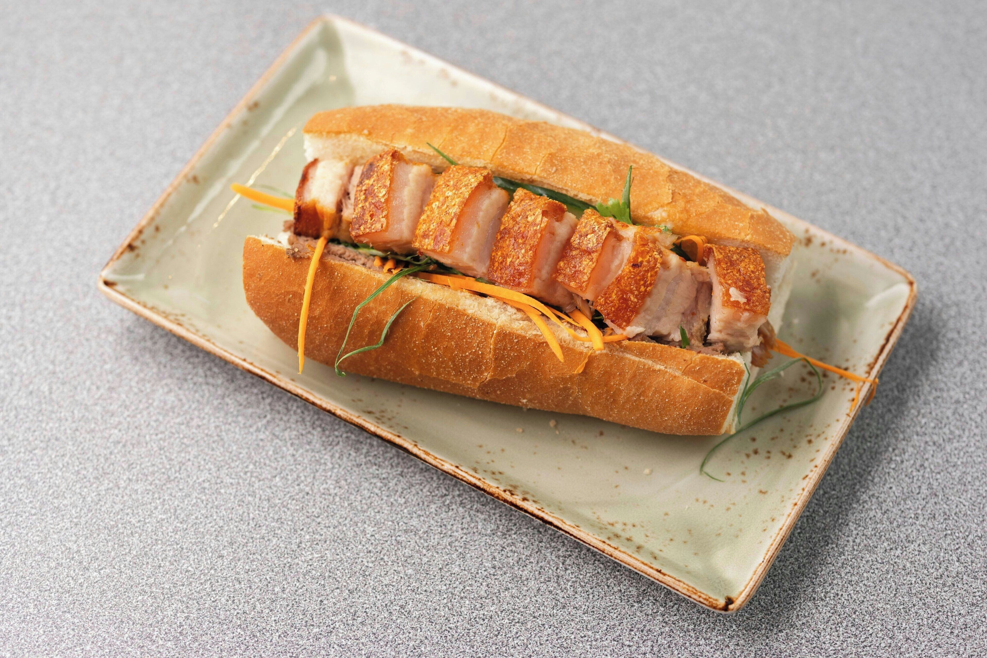 Un sandwich servi sur une assiette en céramique.