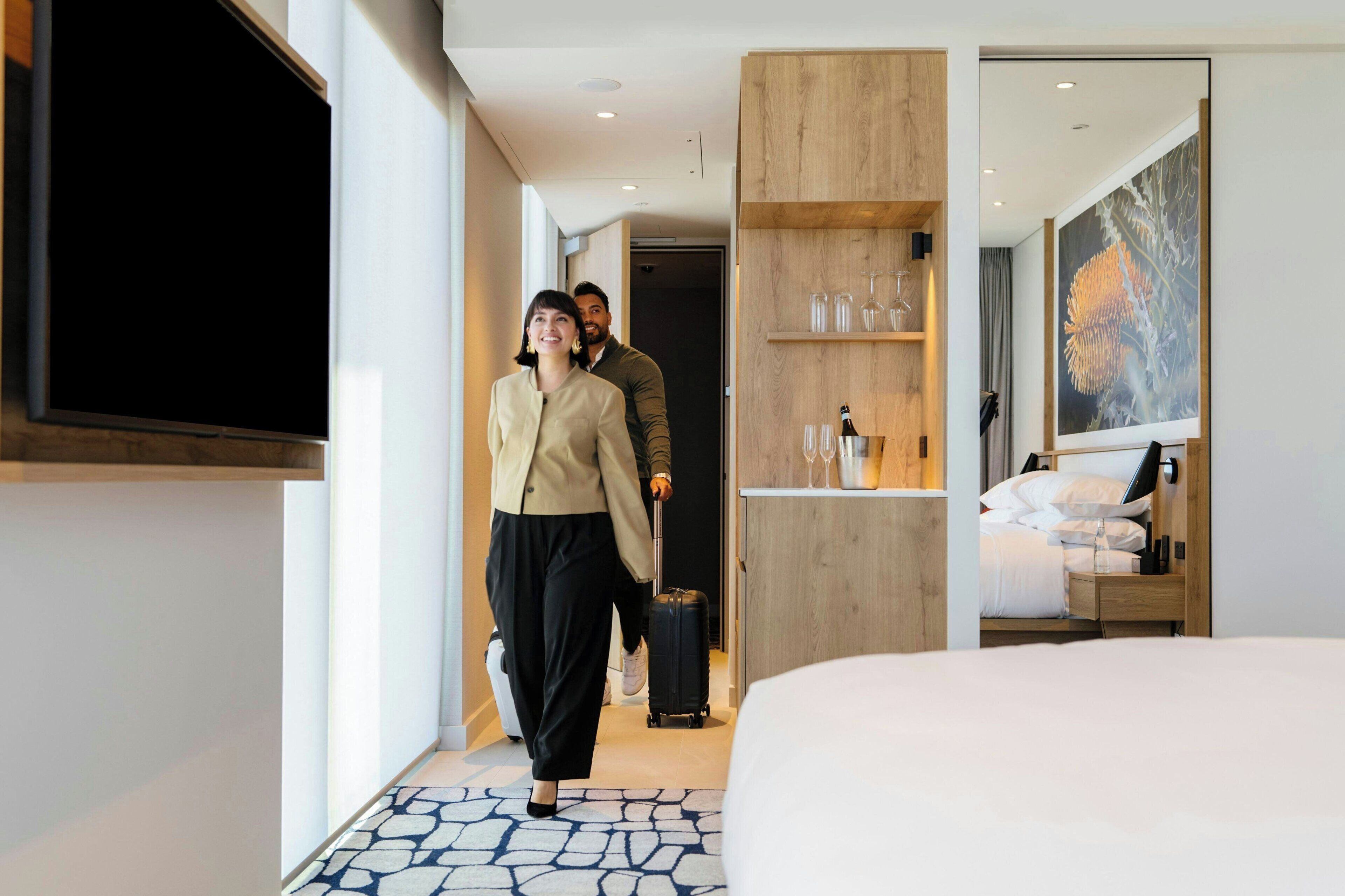 Brankas, tirai kedap cahaya, kedap suara, dan tempat tidur bayi gratis