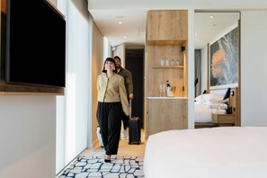 Cofres nos quartos, cortinas blackout, quartos à prova de som