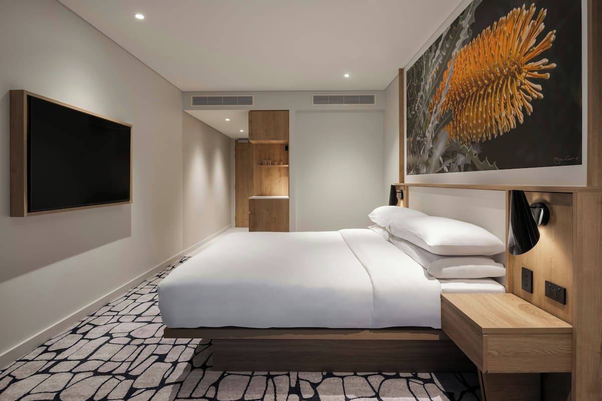 Room, 1 King Bed | In-room safe, blackout drapes, soundproofing, free cribs/infant beds