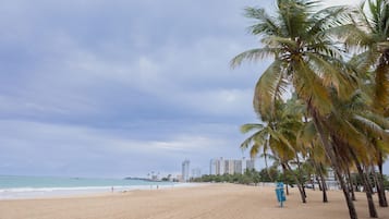 Una playa cerca, arena blanca