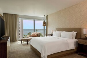 Caja de seguridad en la habitación y muebles diferentes 