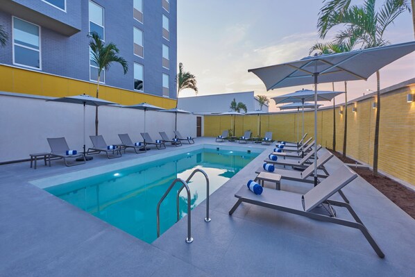 Outdoor pool, free cabanas, pool umbrellas - City Express By Marriott Cancun Aeropuerto (Cancun)