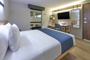 Desk, blackout drapes, soundproofing, iron/ironing board - City Express By Marriott Cancun Aeropuerto (Cancun)