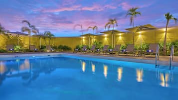 Una piscina al aire libre, camas de piscina gratis, sombrillas